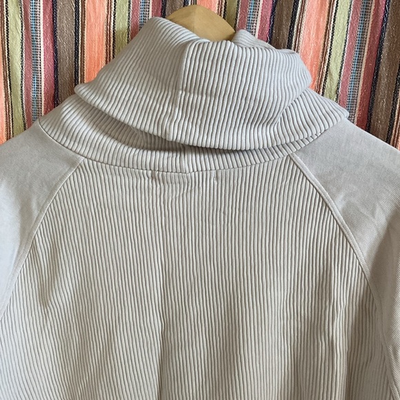 Garbe Los Angeles  turtle neck cream color ribbed sweater size small - Picture 5 of 9